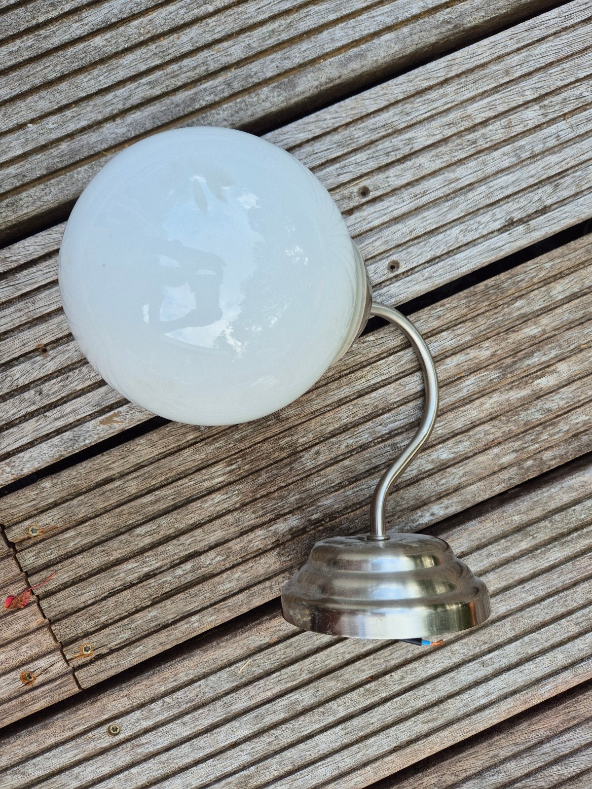Moderne wandlamp met opaalglazen bol en bloemmotief, Ophalen, Gebruikt, Indirect licht, Overige fittingen