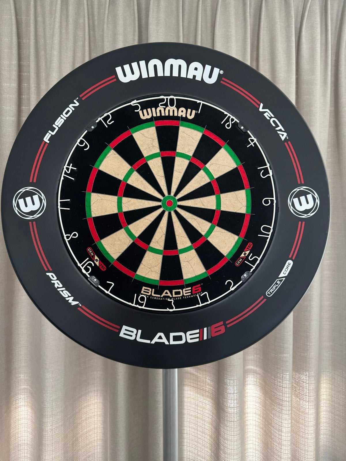 Winmau Blade 6 Dartbord met Surround en Statief, Sport en Fitness, Darts, Ophalen, Zo goed als nieuw