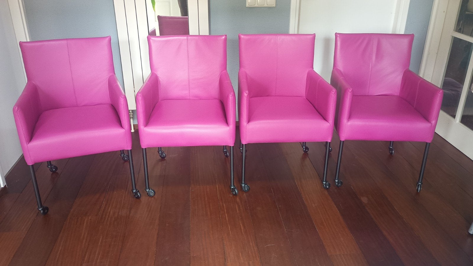 4 hele mooie magenta kleurige leren stoelen op wieltjes, Overige kleuren, Leer, Ophalen of Verzenden, Zo goed als nieuw