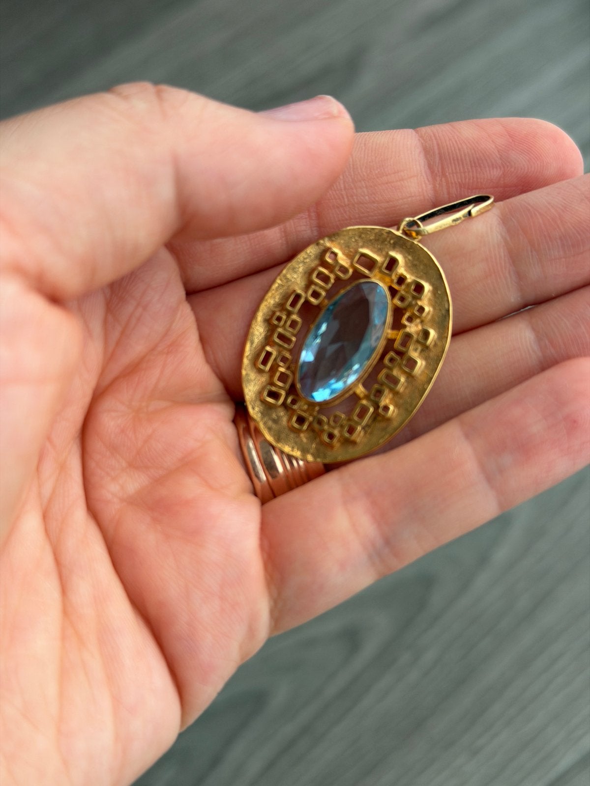 Vergulde hanger met blauwe edelsteen, Overige materialen, Gebruikt, Overige voorstellingen, Ophalen of Verzenden