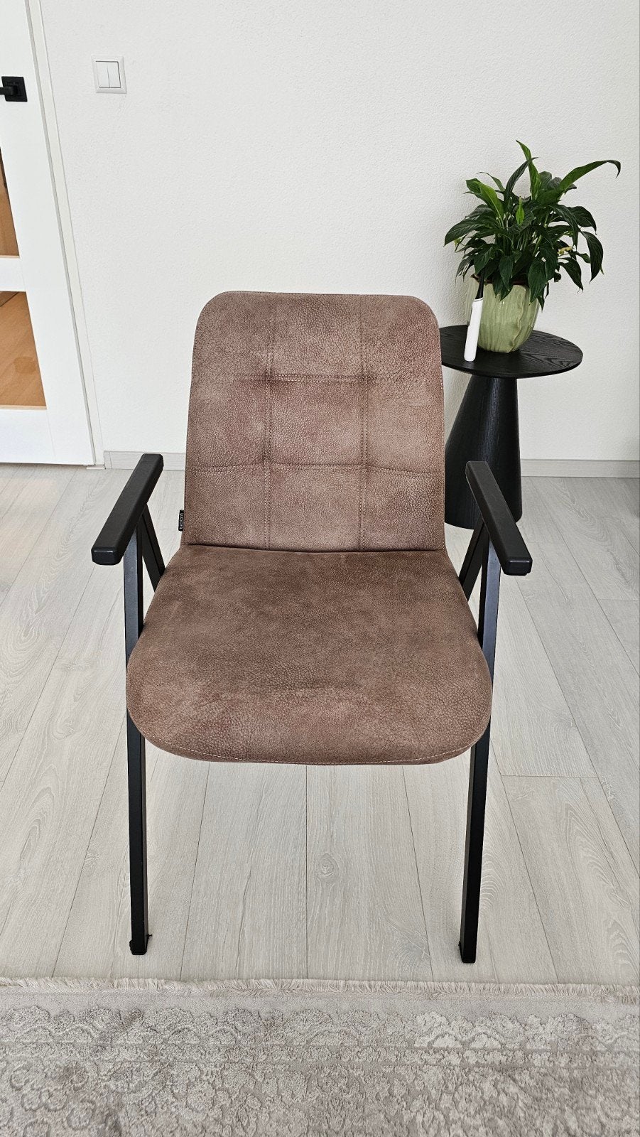 Bruine eetkamerstoelen met armleuningen | 4 stuks, Huis en Inrichting, Stoelen, Ophalen, Kunststof, Bruin, Zo goed als nieuw
