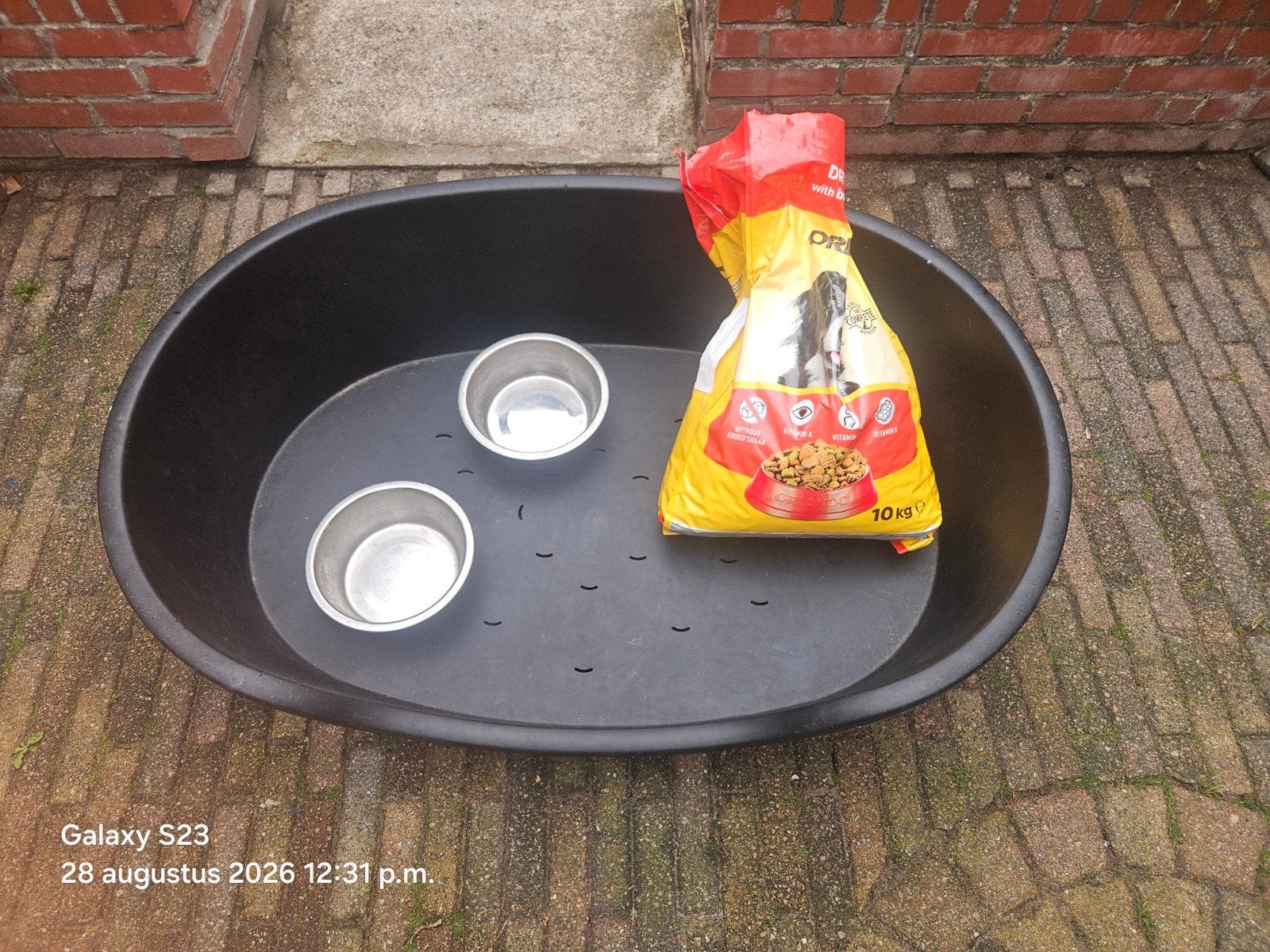 Grote hondenmand met zak voer en 2 bakjes, Ophalen of Verzenden, Overige