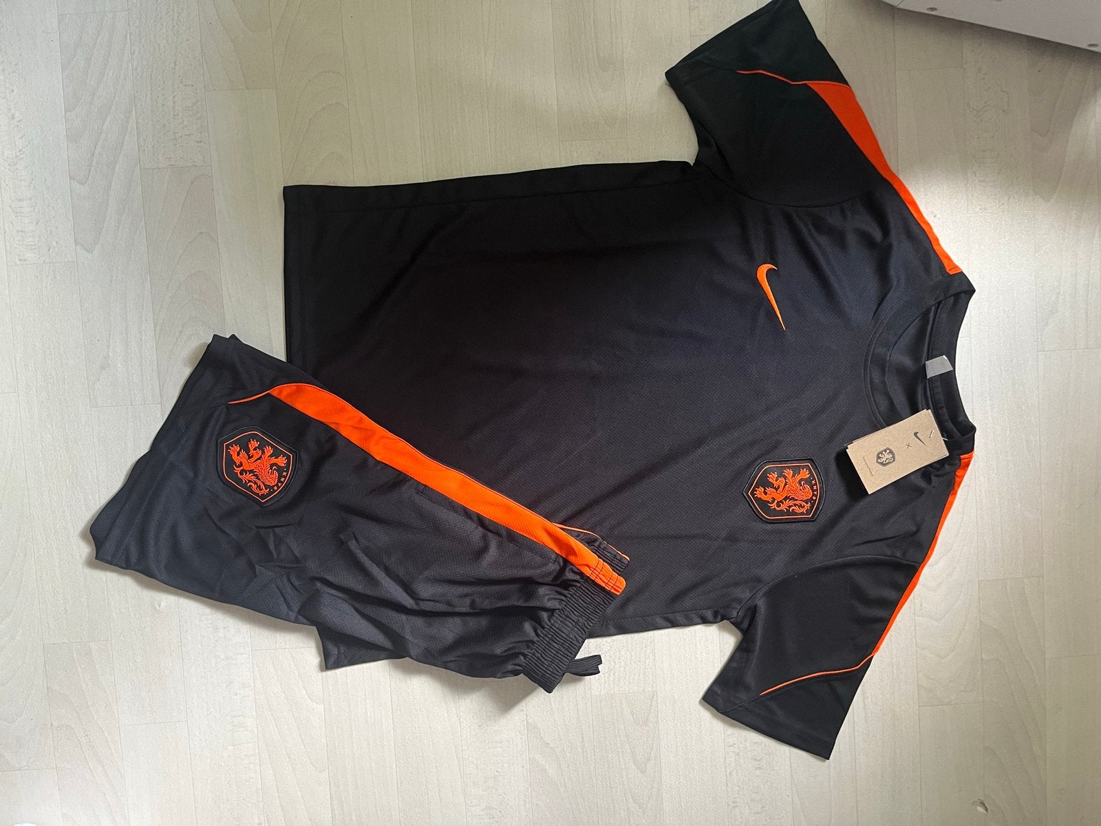 Nike Oranje Maat M TrainingspakZwart/Oranje - Nieuw, Kleding | Heren, Sportkleding, Maat 48/50 (M), Zwart, Nieuw, Ophalen of Verzenden