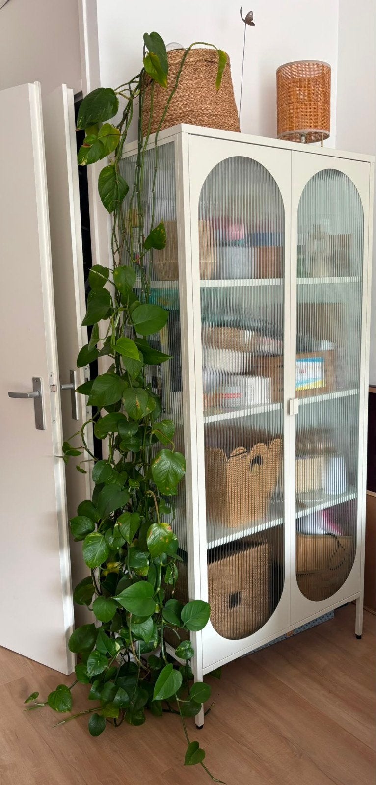 Metalen en glazen vitrinekast - H 180 x B 80 x D 40 cm, Ophalen, Zo goed als nieuw