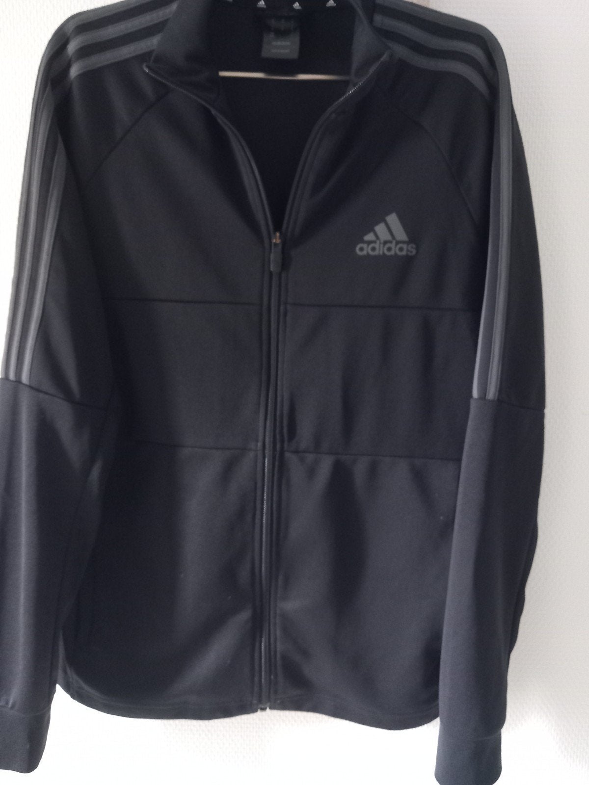 Nieuw zwart Adidas jack maat M, Maat 48/50 (M), Zwart, Nieuw, Ophalen of Verzenden