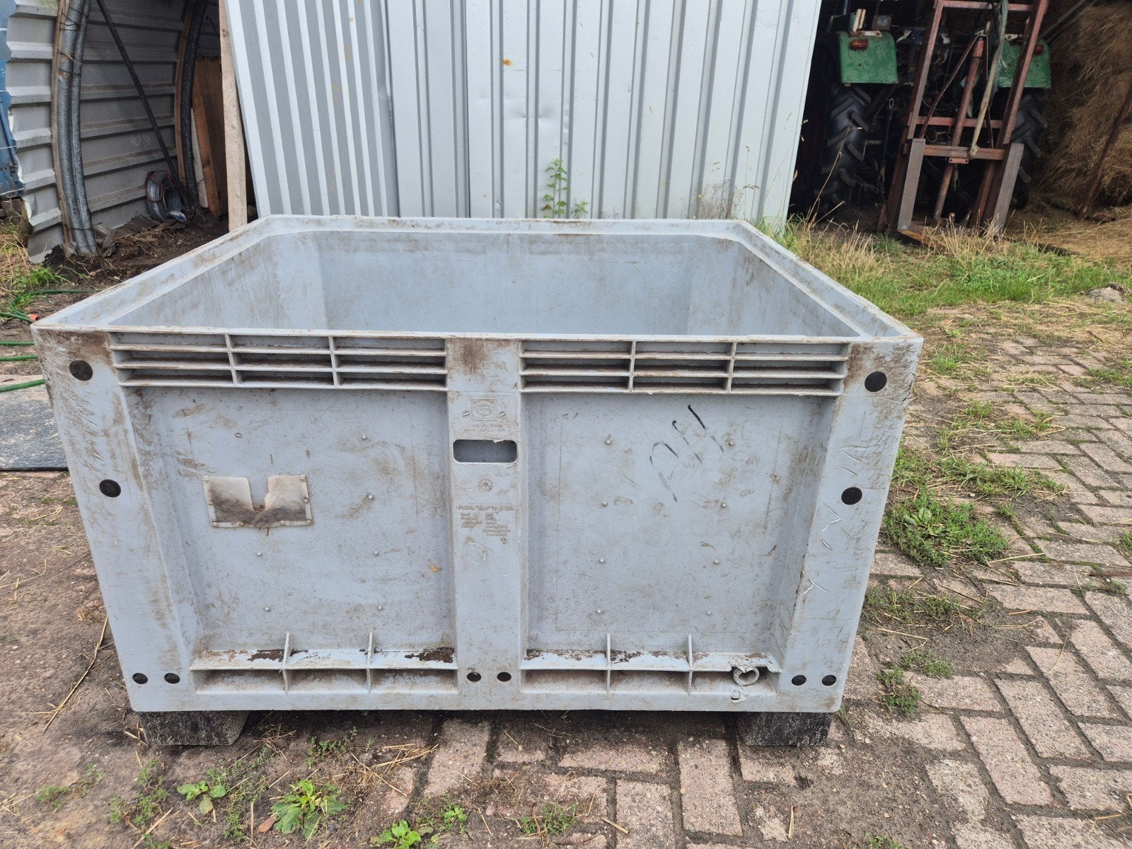 Palletboxen 2x hooibakken, Schriklint, Draad,
