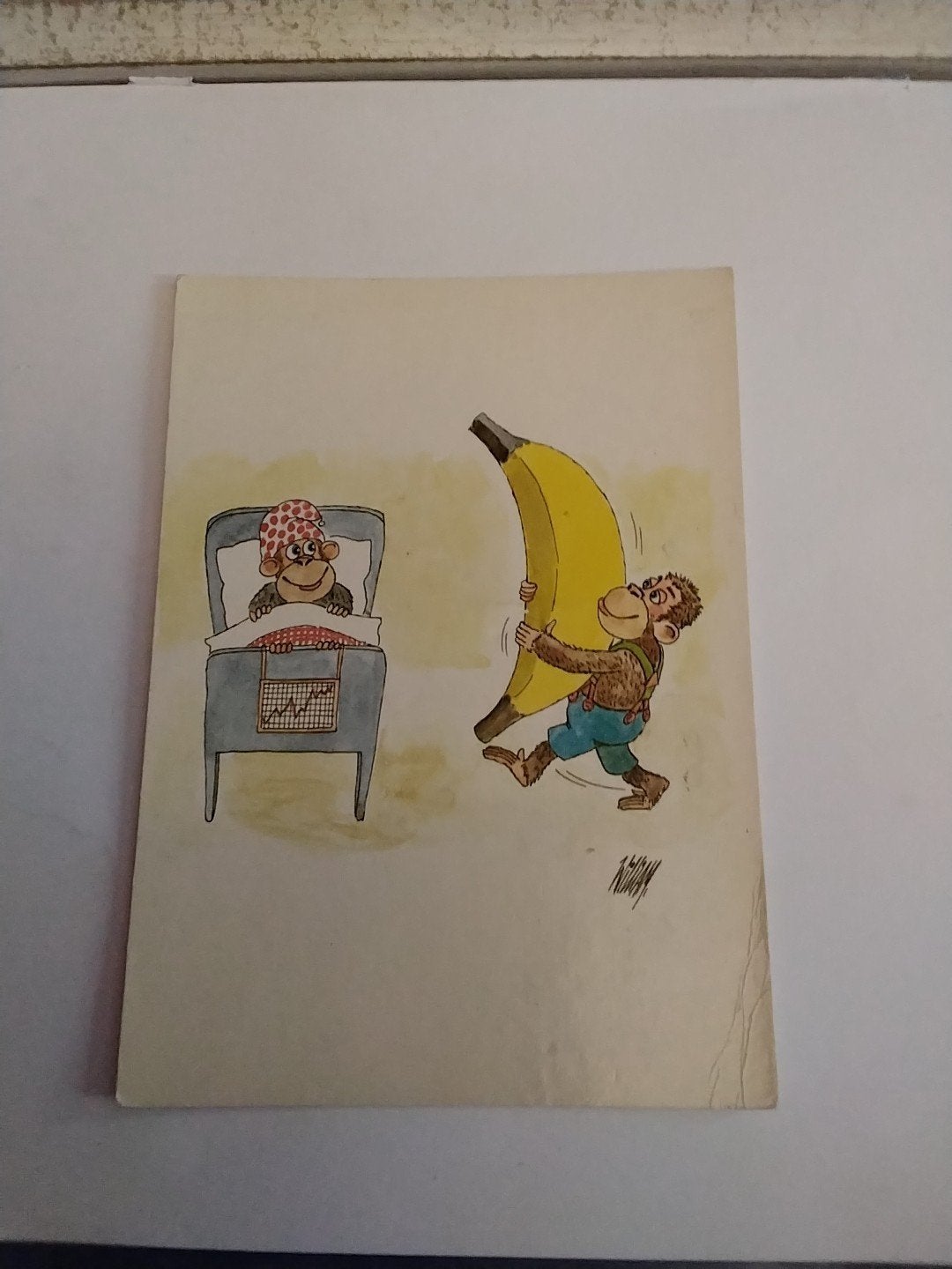 AAP OP ZIEKENBEZOEK MET GROTE BANAAN, Ophalen of Verzenden, 1980 tot heden, Overige thema's