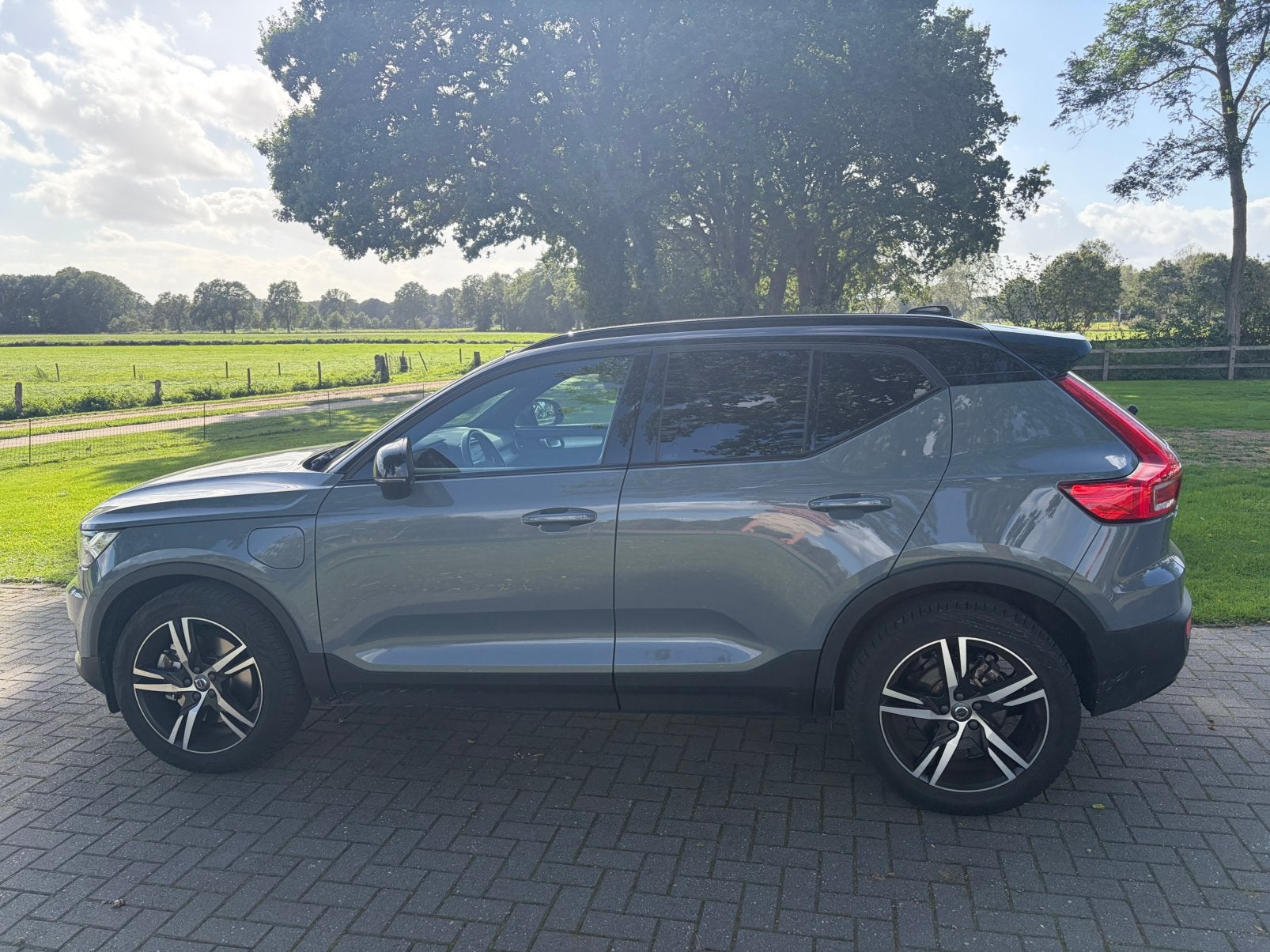 Volvo XC40 1.5 t5 recharge  R-design 179/262pk 2020, Auto's, Stof, 1800 kg, 1712 kg, 179 pk