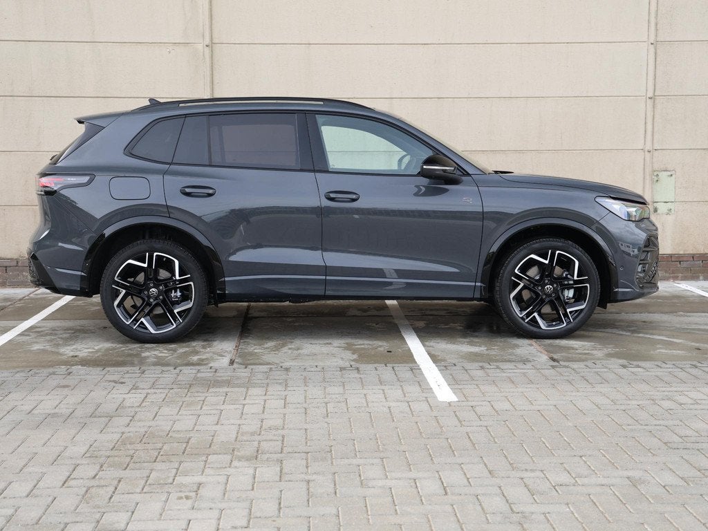 Volkswagen Tiguan R-Line Edition 1.5 eHybrid 272 PK | Naviga, Auto's, Volkswagen, Stof, 1498 cc, 4 cilinders, 2000 kg