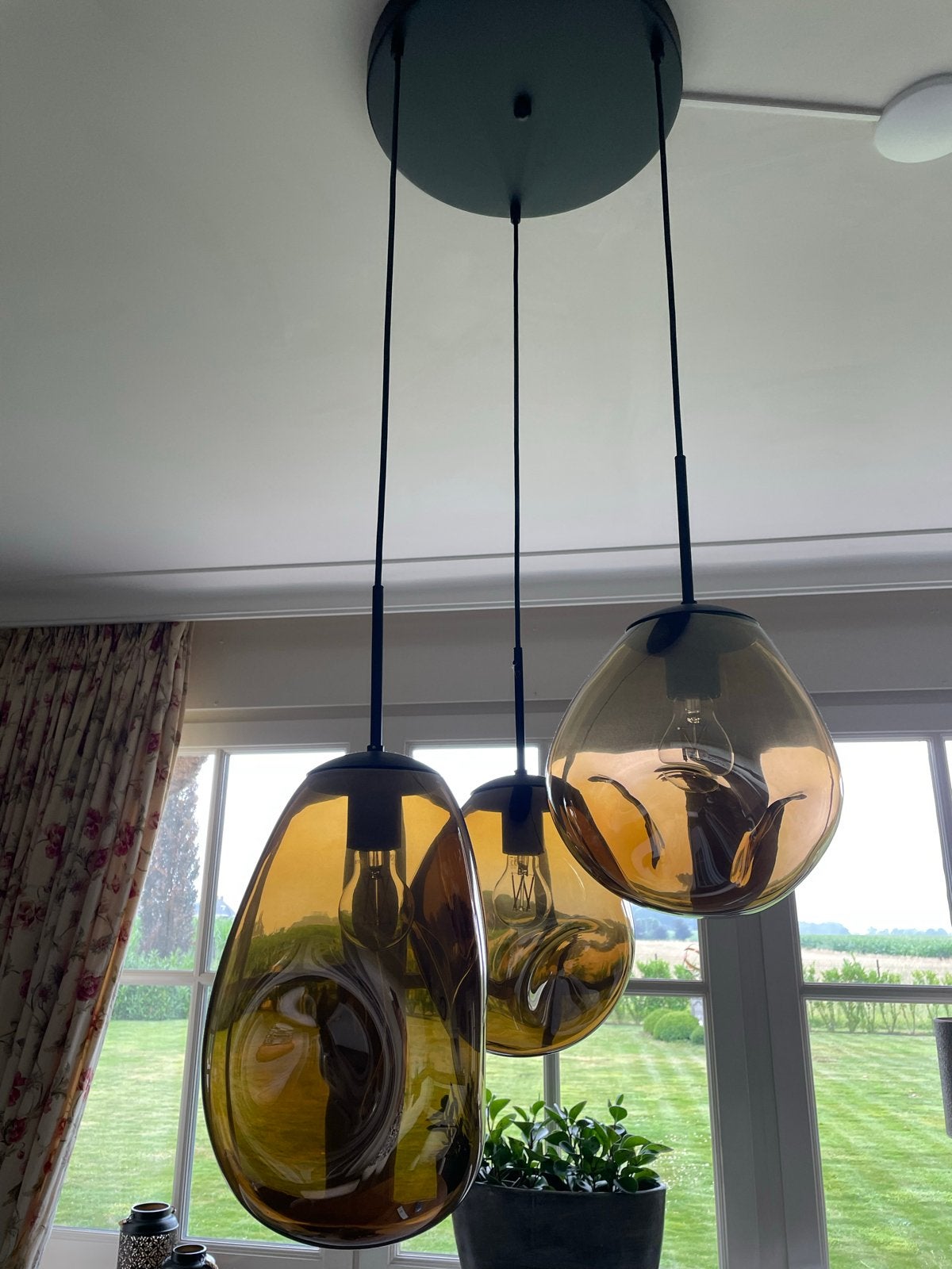 Moderne hanglamp met 3 amberkleurige glazen kappen, Huis en Inrichting, Lampen | Hanglampen, Ophalen, Zo goed als nieuw, Glas