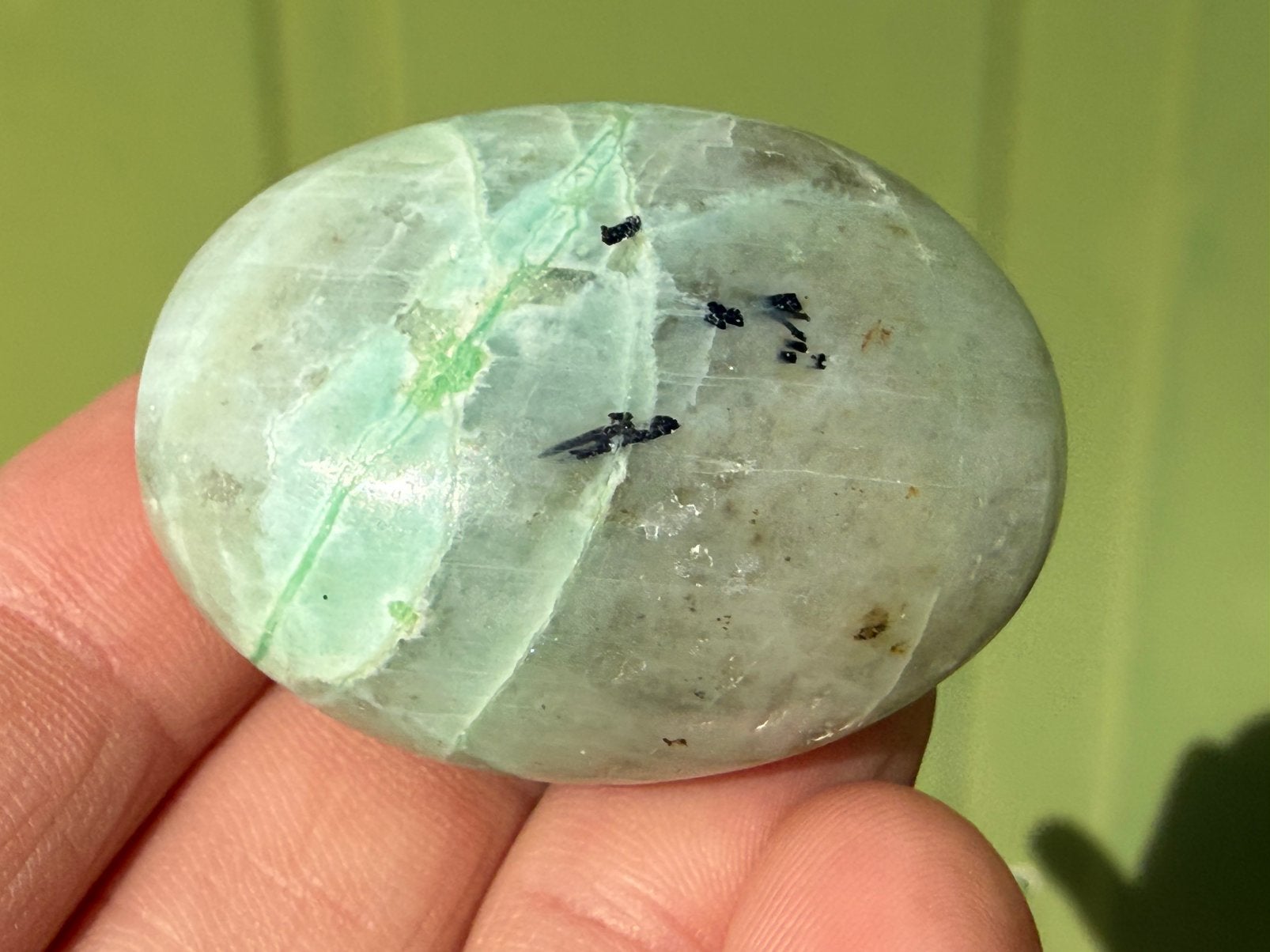 51 Garniriet met groene maansteen handsteen mineralen, Ophalen of Verzenden, Mineraal