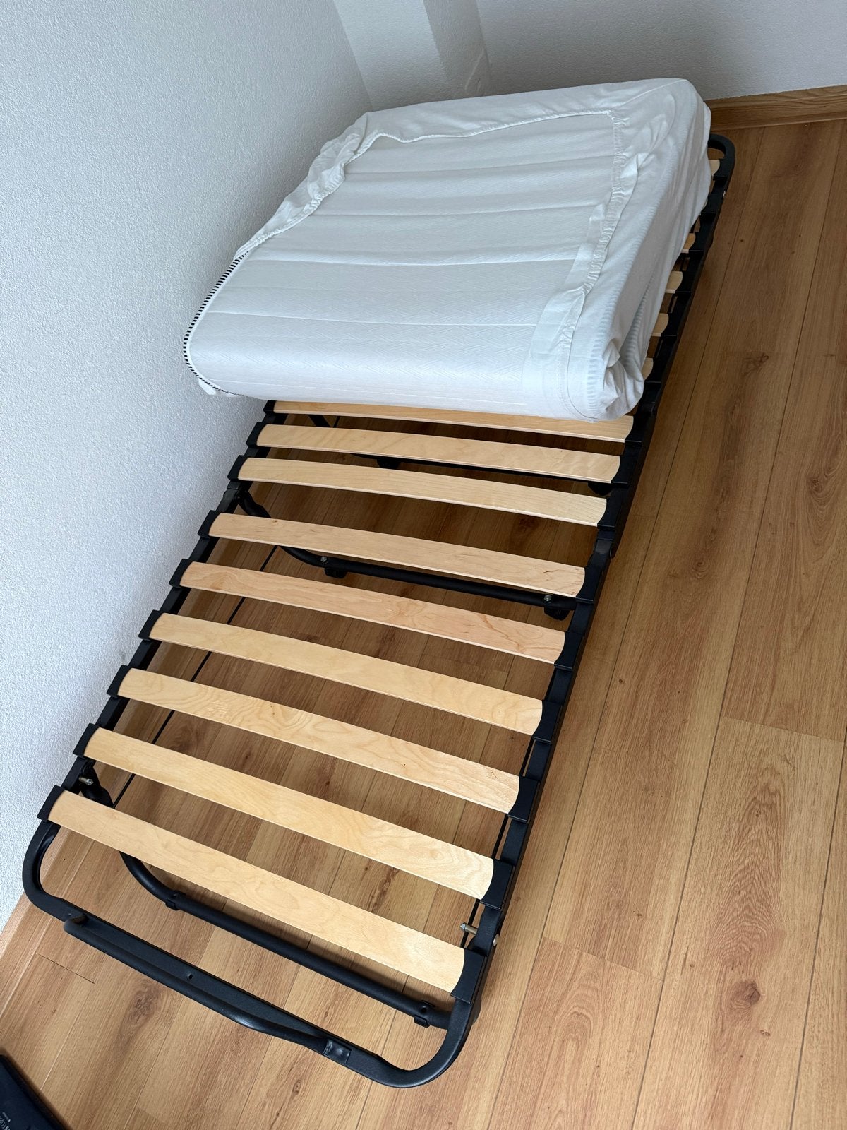 Opvouwbaar logeerbed met matras en hoes, Ophalen, Gebruikt, Eenpersoons, Zwart