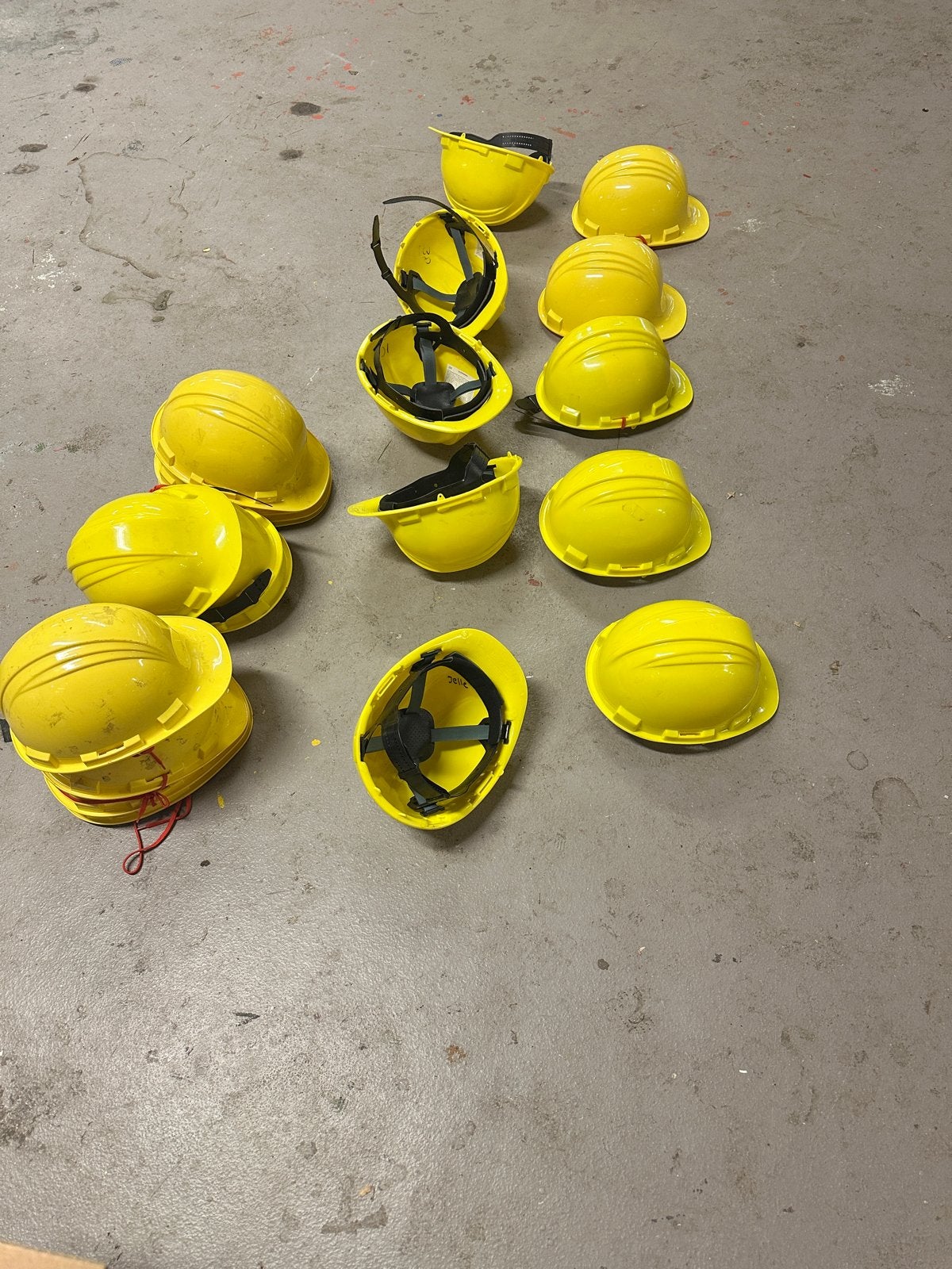 Gele bouwhelmen helmen - 21 stuks - carnaval, Ophalen, Gebruikt