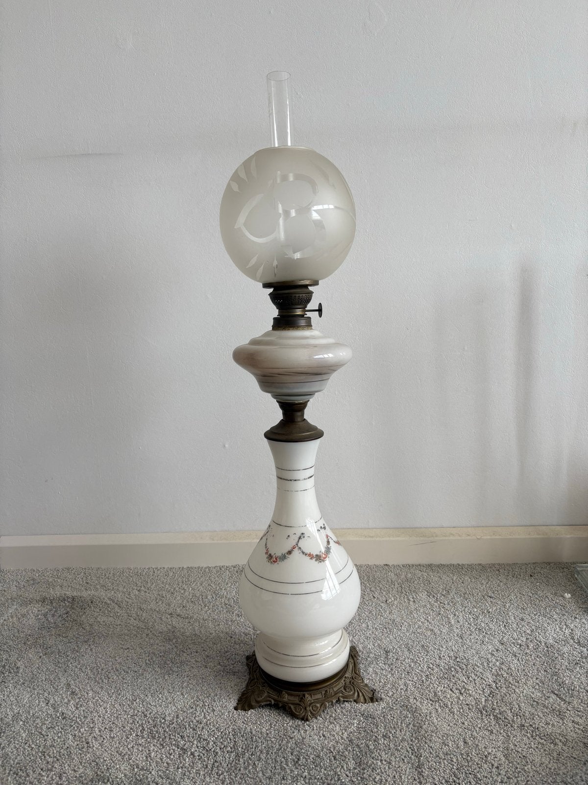 Antieke olielamp met sierlijke voet en glazen kap, Antiek en Kunst, Ophalen