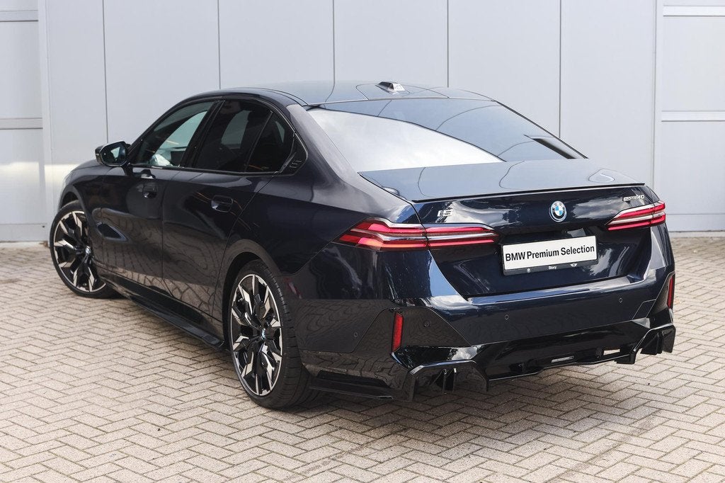 BMW i5 eDrive40 M Sport / Panoramadak / Trekhaak / Bowers &, Auto's, BMW, 2095 kg, Achterwielaandrijving, Zwart, Met garantie (alle)