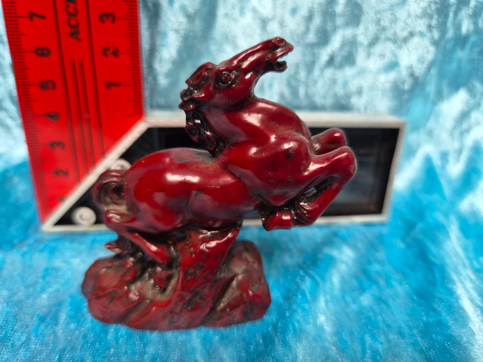 Rood paard beeldje - Oosters decoratief figuur, Antiek en Kunst, Ophalen of Verzenden