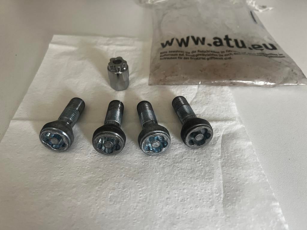 Slotbouten set voor Volkswagen T5 - Beveilig uw velgen!, Ophalen of Verzenden, Gebruikt, Volkswagen