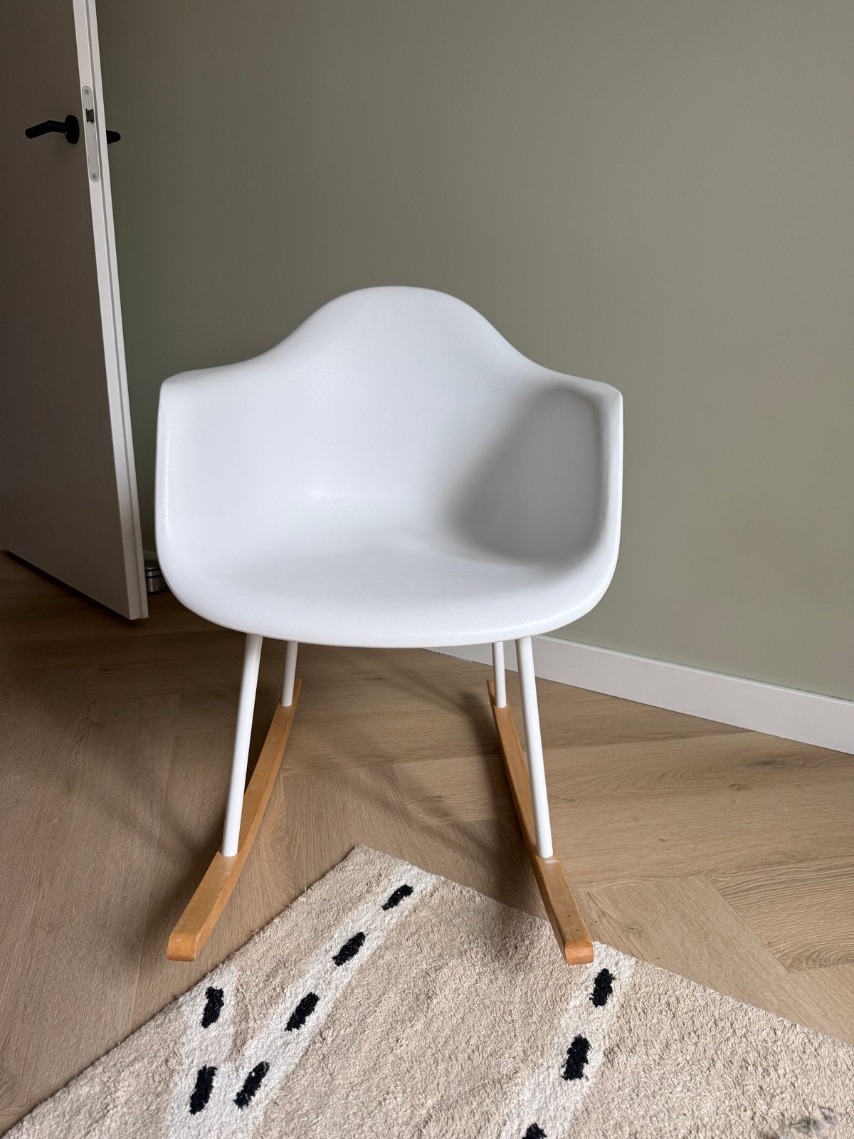 Witte schommelstoel in moderne stijl, Ophalen, Wit, Zo goed als nieuw, Eén