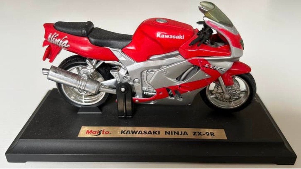 Maisto Kawasaki Ninja ZX-9R 1:18 op standaard TT Assen, Ophalen of Verzenden, Zo goed als nieuw, Motor, Maisto