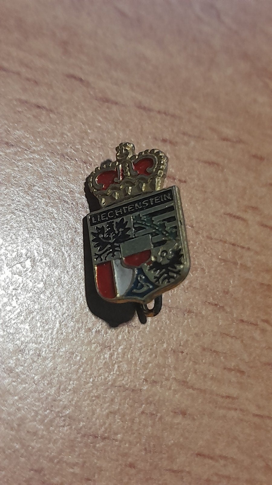 Vintage Liechtenstein Speldje - Wapen met Kroon, Verzenden, Gebruikt