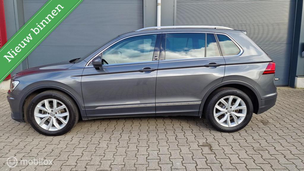 Volkswagen Tiguan 1.4 TSI ACT SOUND /Panoramadak/ Trekhaak, Stof, 4 cilinders, 17 km/l, 1398 kg