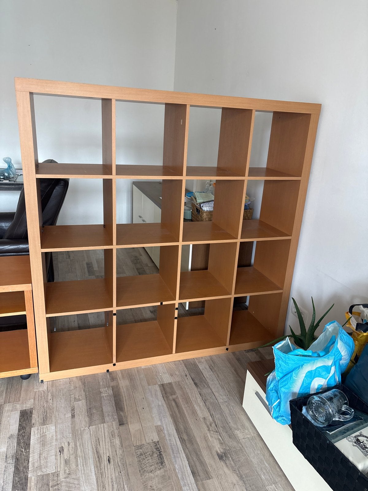Grote houten open kast met 16 vakken, Ophalen, Met plank(en), Gebruikt, 150 tot 200 cm