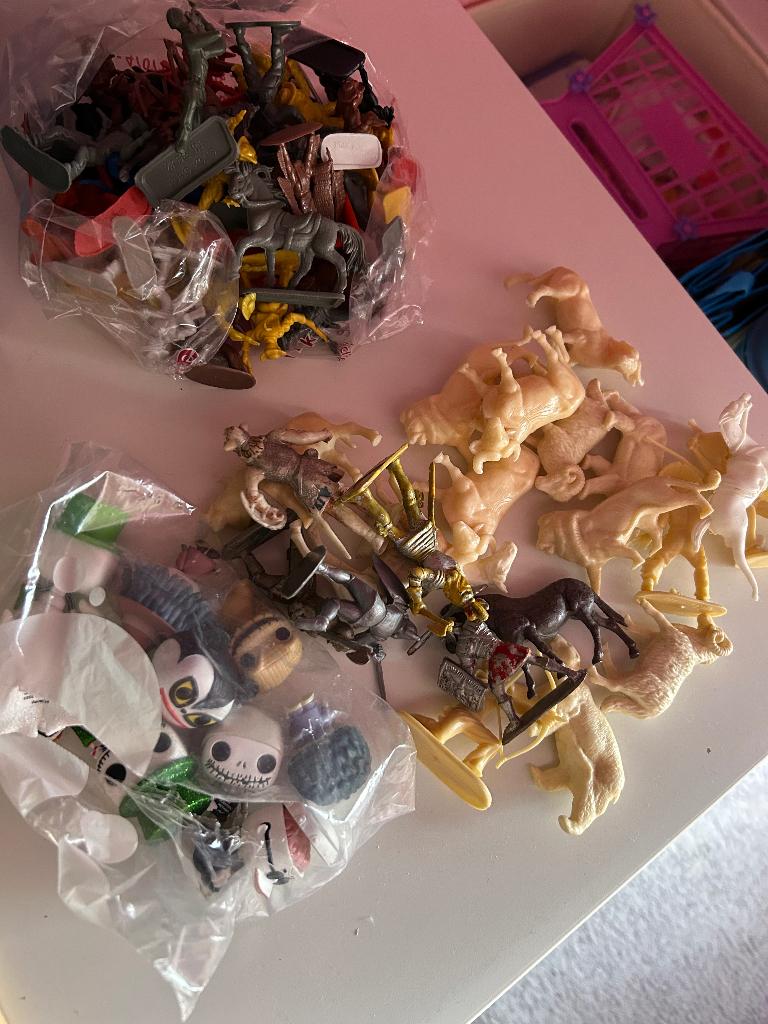 Partij funko en normale figuren en Poppetjes militairen etc, Ophalen, Zo goed als nieuw