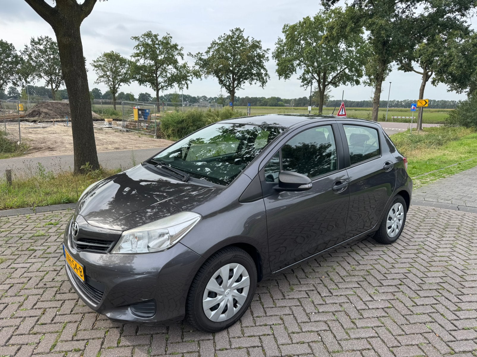 Toyota Yaris 1.0 2012 NIEUWE APK/AIRCO, Auto's, Dealer onderhouden, Stof, 4 cilinders, Metallic lak