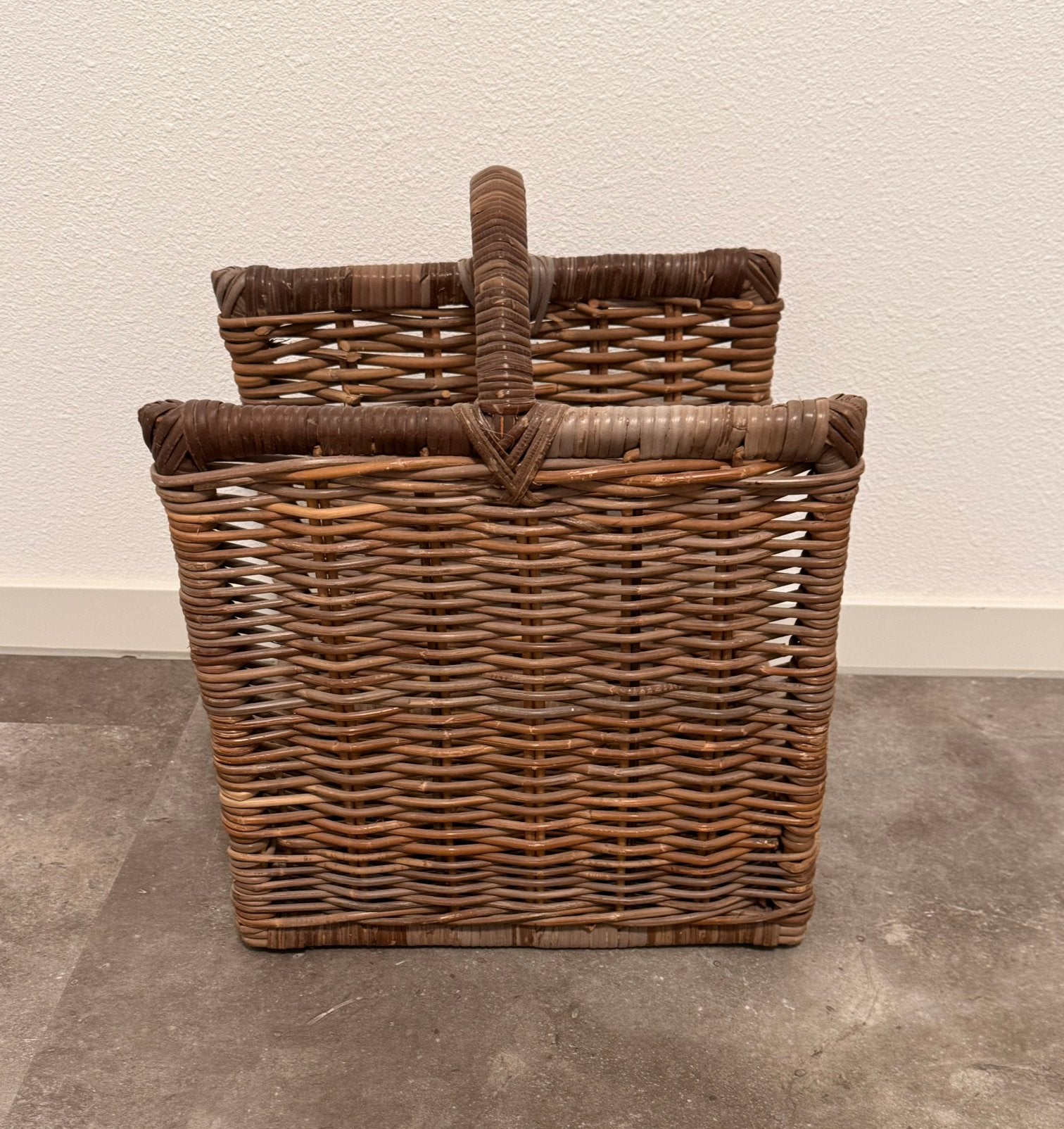 Roten krantenbak, Huis en Inrichting, Ophalen, Zo goed als nieuw