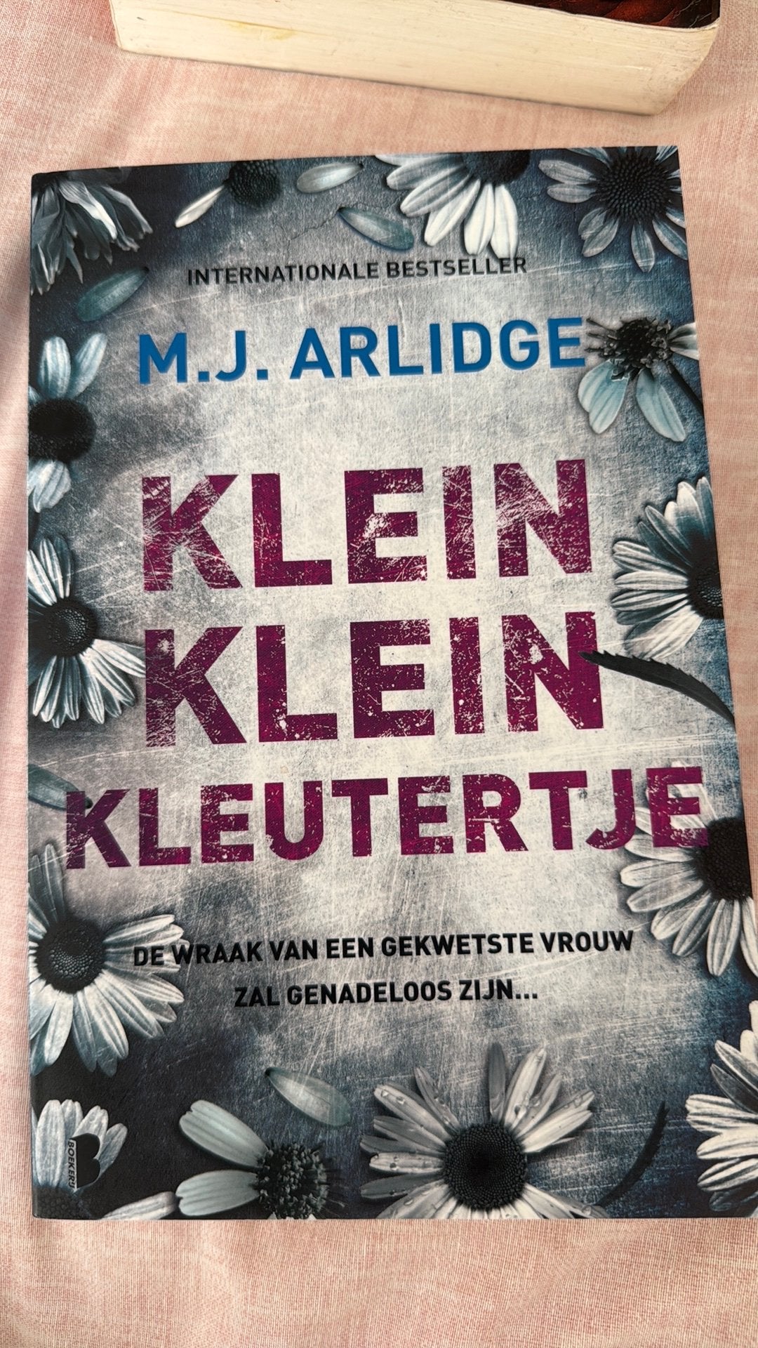 M.J. Arlidge - Klein klein kleutertje, Ophalen of Verzenden, Gelezen, M.J. Arlidge