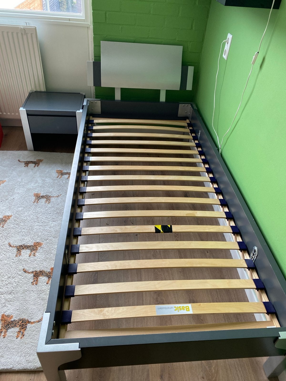 Eenpersoonsbed met nachtkastje - Grijs/Wit, Ophalen, Overige materialen, Gebruikt, 90 cm