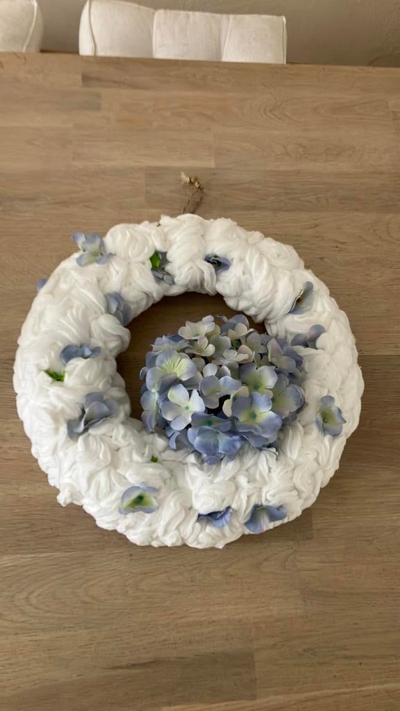 Mooie krans wit met blauwe hortensia decoratie, Ophalen of Verzenden, Zo goed als nieuw