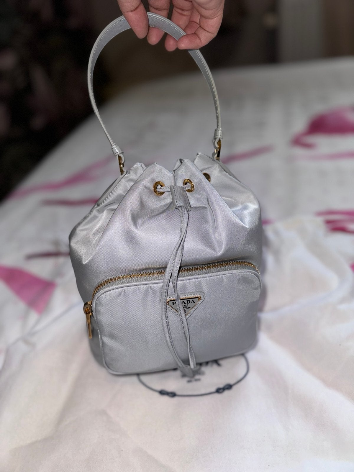Prada Nylon Embleem Bucket Bag in cornflower blue, Sieraden, Tassen en Uiterlijk, Tassen | Damestassen, Ophalen, Nieuw, Overige kleuren