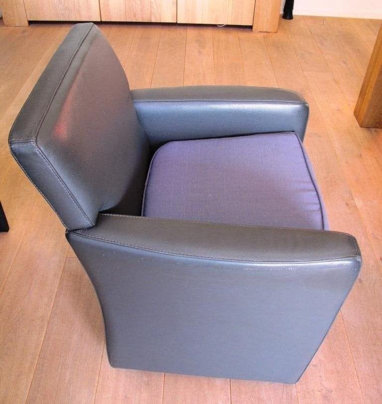 Foto 6 van Massief houten tafel en zes stoelen (leer bekleed)
