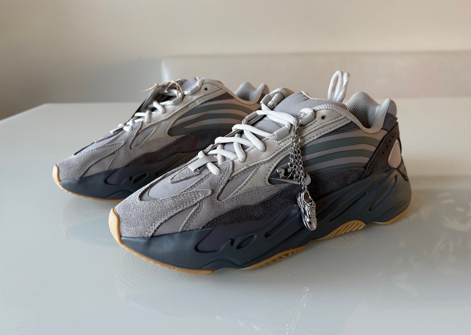 Adidas x Yeezy Boost 700 V2 Tephra | 42 2/3, Ophalen, Overige kleuren, Nieuw, Sneakers of Gympen