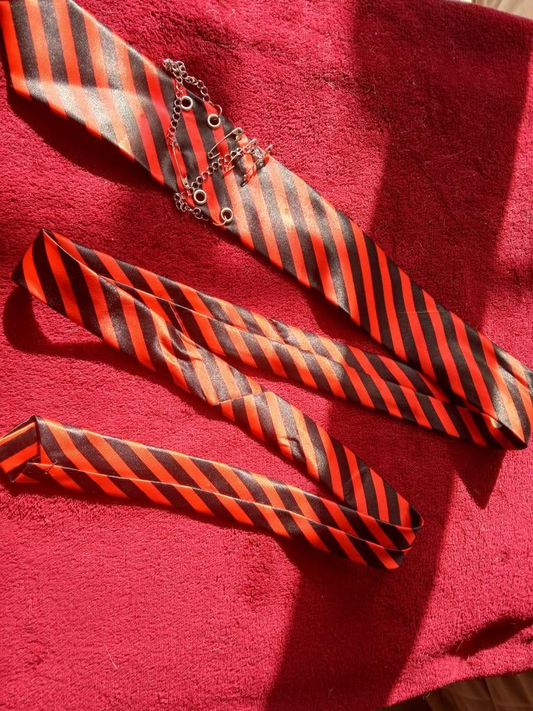 Kinderstropdas Punk Rood Zwart Gestreepte Ketting, Kleding | Heren, Stropdassen, Onbekend, Ophalen of Verzenden, Zo goed als nieuw