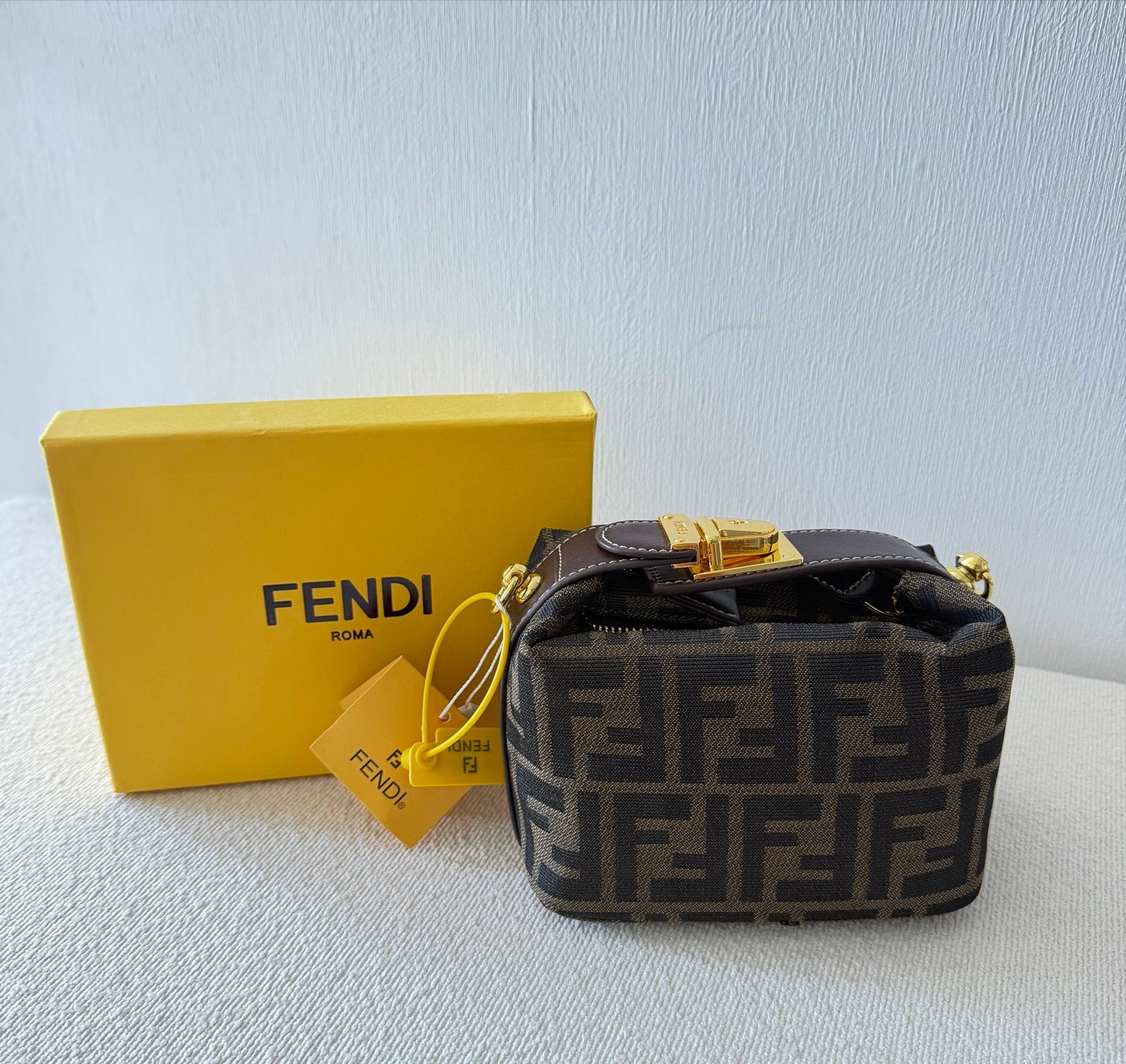 FENDI Mini Baguette FF Monogram Tas, Sieraden, Tassen en Uiterlijk, Tassen | Damestassen, Ophalen of Verzenden, Nieuw, Bruin, Schoudertasje