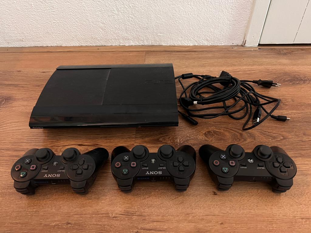 Playstatation 3 super slim met 3 controllers en kabels, Spelcomputers en Games, Spelcomputers | Sony PlayStation 3, Gebruikt, Super Slim