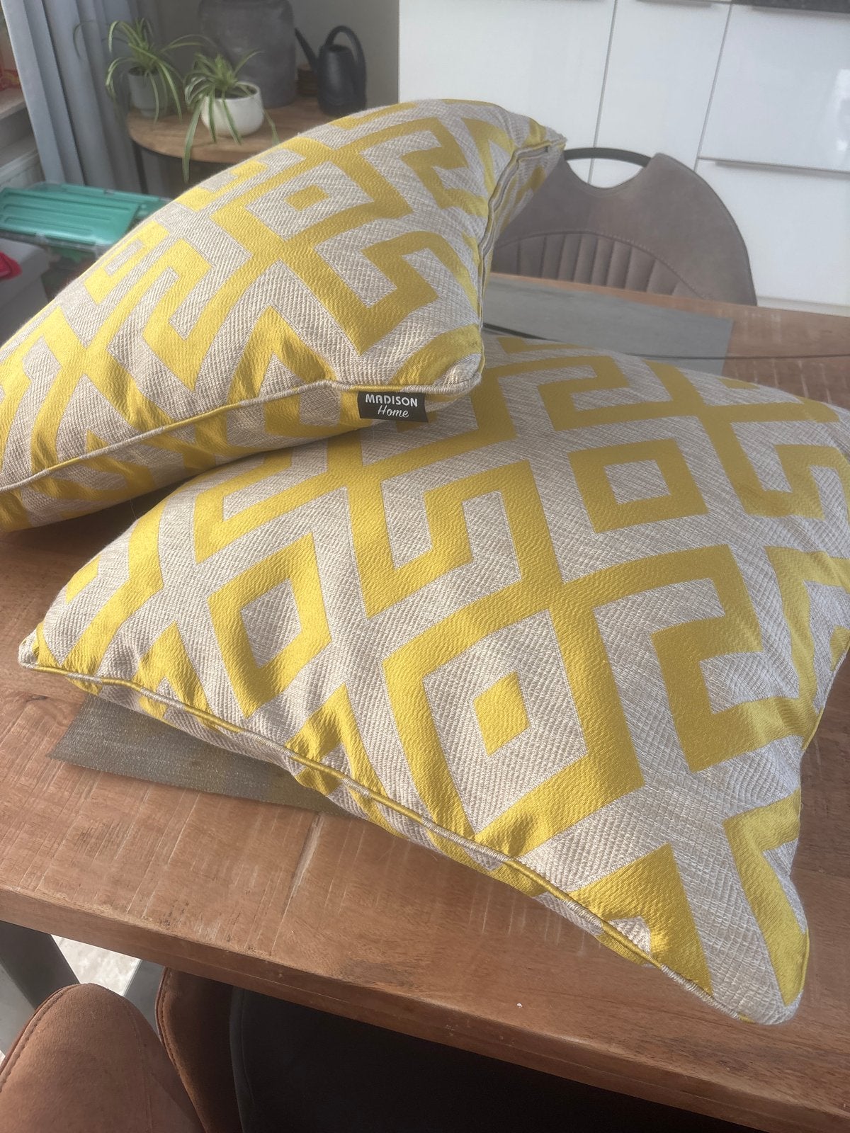 Set van 2 Madison Home sierkussens geel/beige, Meerkleurig, Vierkant, Ophalen of Verzenden, Zo goed als nieuw