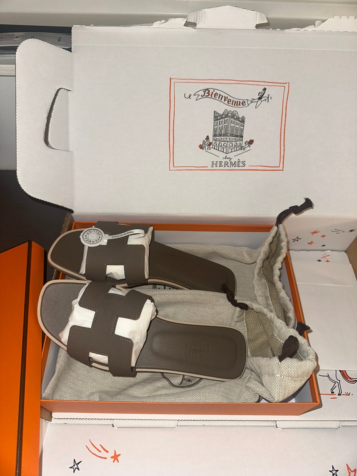 Hermes Oran Etoupe 38 Nieuw | Ongedragen, Ophalen of Verzenden, Nieuw, Sandalen of Muiltjes