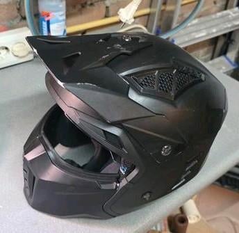 Zwarte helm, Motoren, Kleding | Motorhelmen, Offroadhelm, Overige merken, Tweedehands, Ophalen of Verzenden