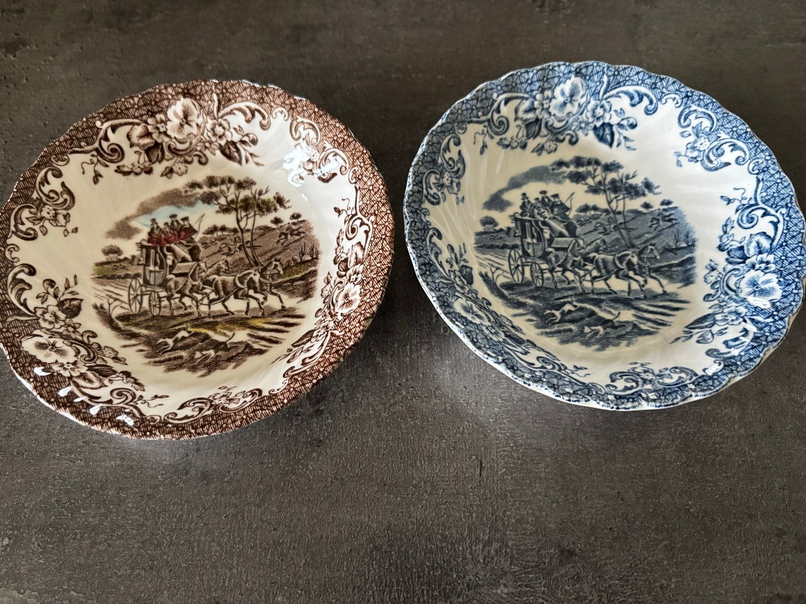 Set van 2 Johnson Bros Coaching Scenes kommen, Antiek en Kunst, Antiek | Servies los, Ophalen of Verzenden