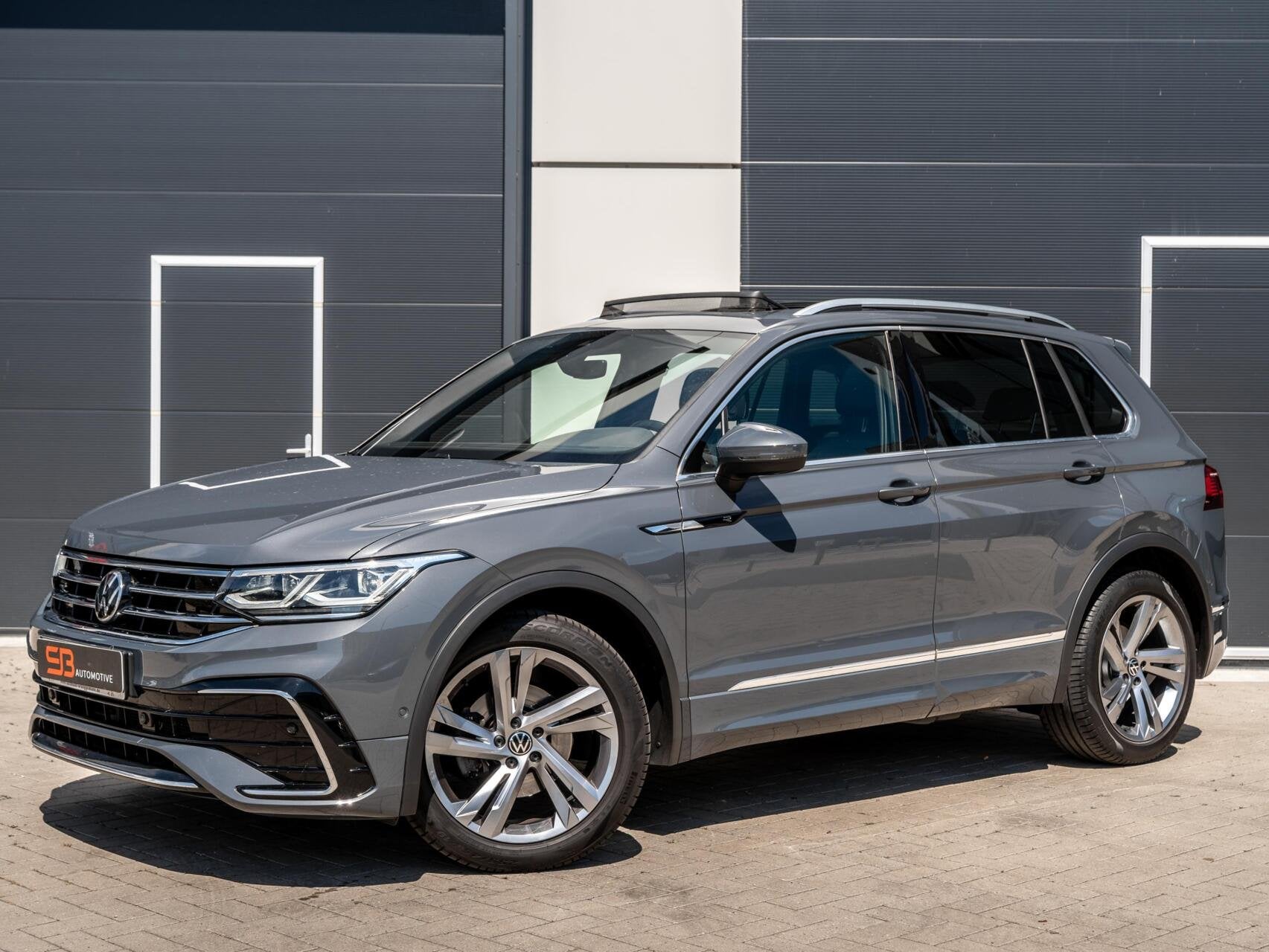 Volkswagen Tiguan 1.5 TSI R-Line Leder|Cam|Memory|Pano|VOL!, 15 km/l, 1498 cc, Zwart, 4 cilinders
