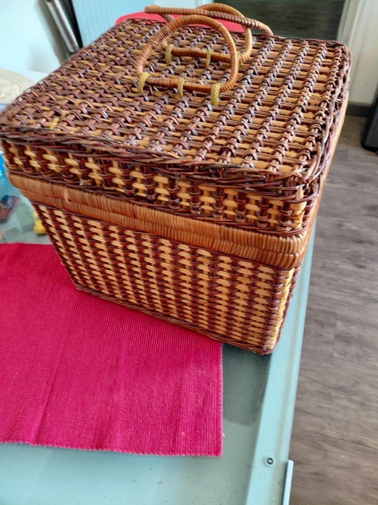 Picknickmand met bestek en mokken voor 4 personen, Ophalen, Gebruikt