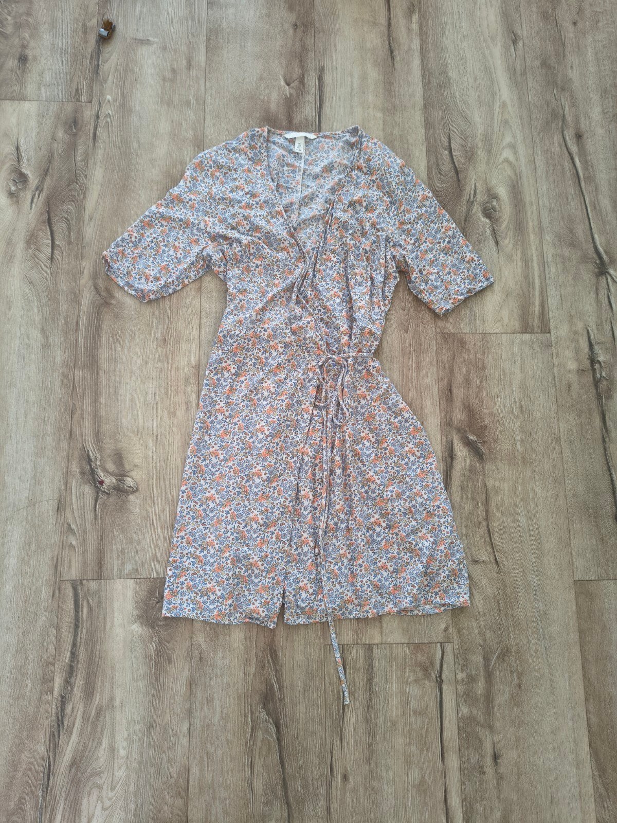 Prachtige witte overslag jurk met oranje blauwe bloemen, S., H&M, Ophalen of Verzenden, Onb, Maat 36 (S)
