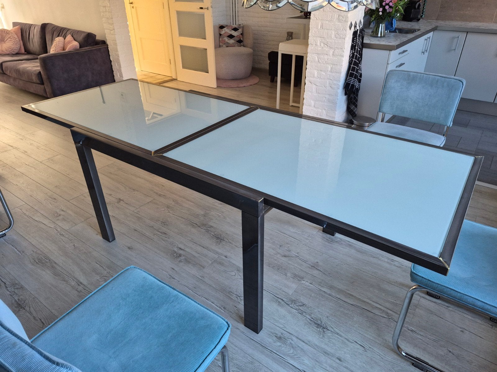 Uitschuifbare tafel met melkglas en stalen frame, Ophalen, 200 cm of meer, 50 tot 100 cm, Zo goed als nieuw