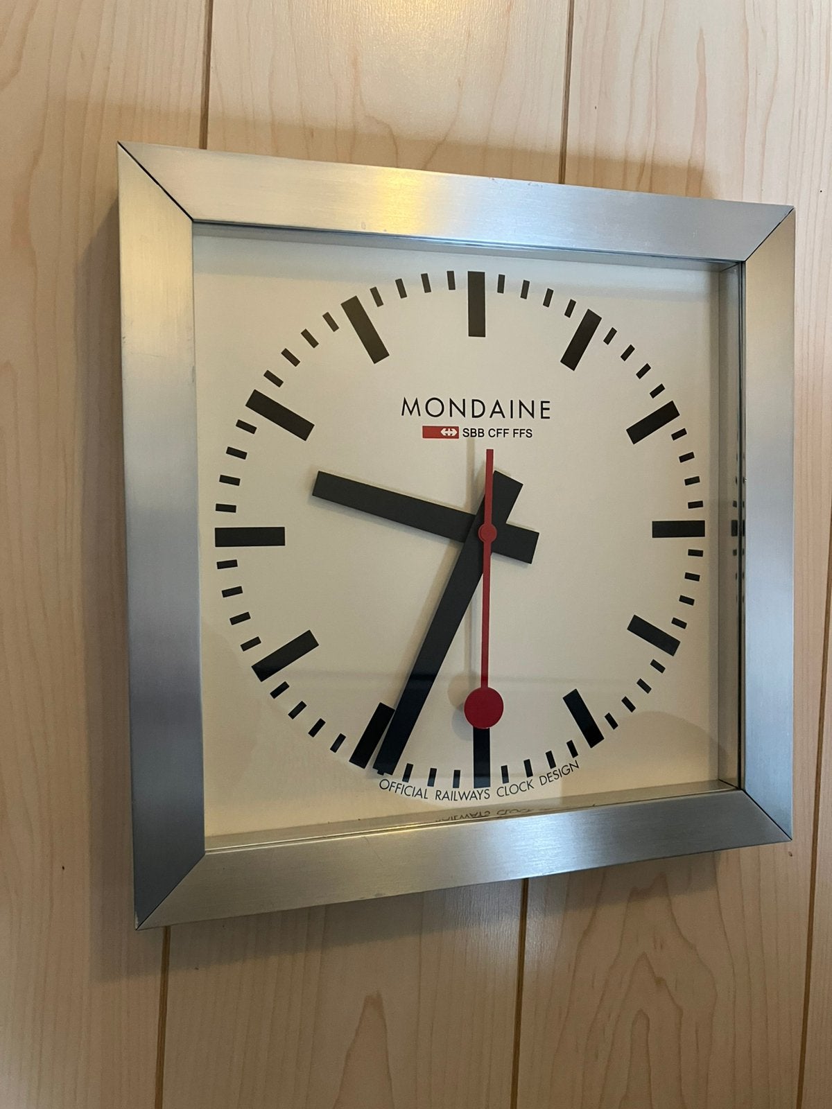 Mondaine klok 27,5 bij 27,5, Ophalen, Vintage, Analoog, Werkt op batterijen