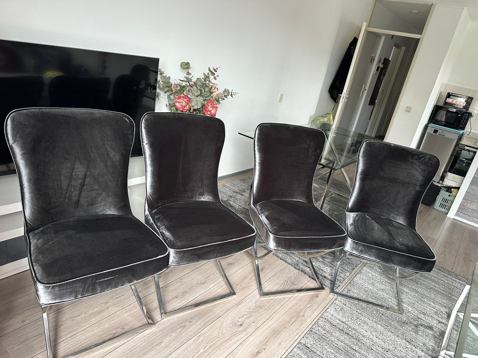 Te koop: Luxe glazen eettafel met 4 fluwelen eetkamerstoelen, Ophalen, Zo goed als nieuw, Vier