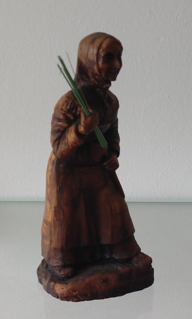 vintage hars beeld, oude vrouw met bijl, volgnr 52, Ophalen of Verzenden, Gebruikt, Mens