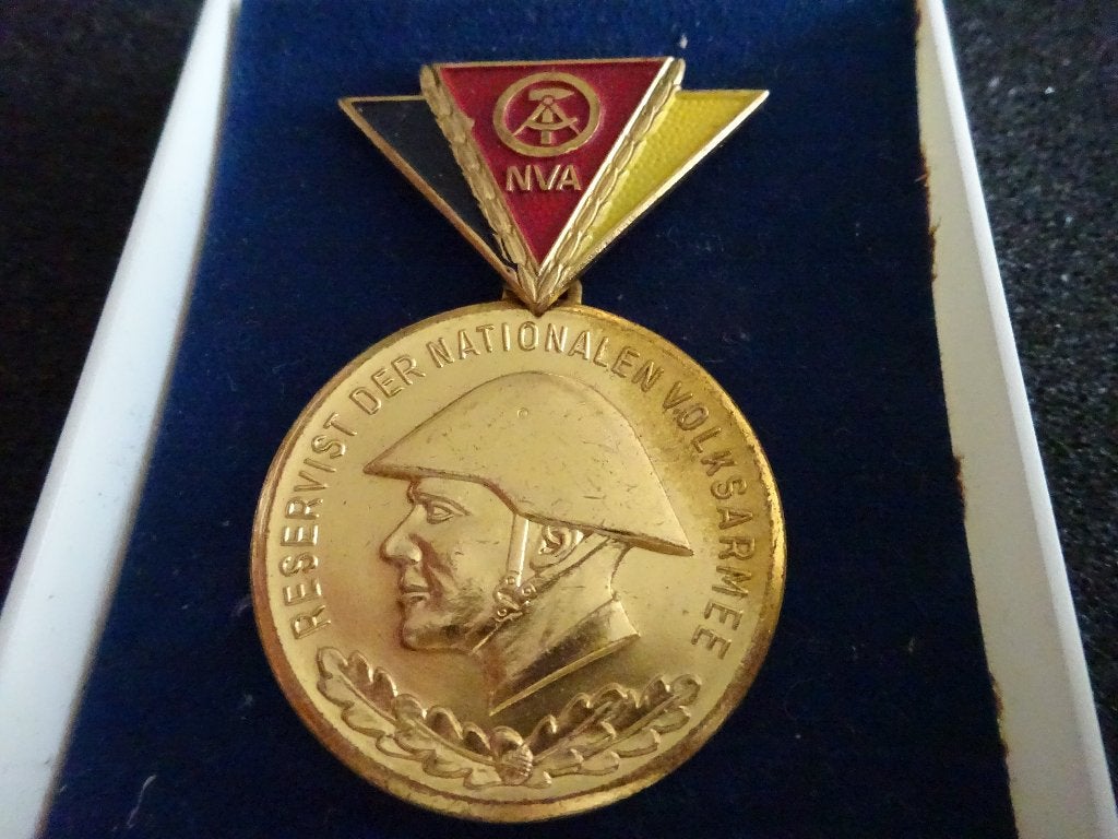DDR:  Reservisten medaille NVA Goud, Verzamelen, Militaria | Algemeen, Ophalen of Verzenden, Landmacht, Duitsland, Lintje, Medaille of Wings